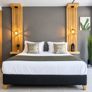 dormitorio moderno con luces cálidas y madera